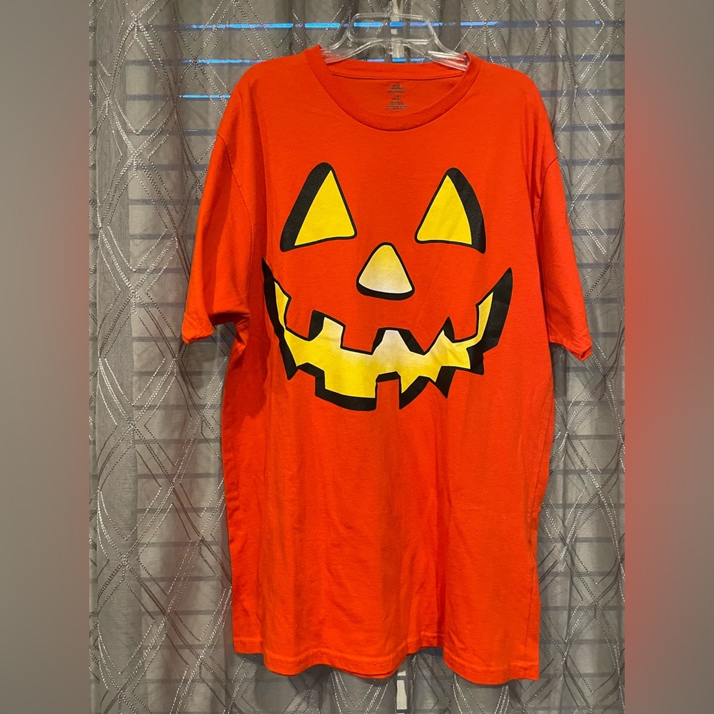 Jack O’Lantern face on Halloween Orange T shirt. Excellent Size large shirt